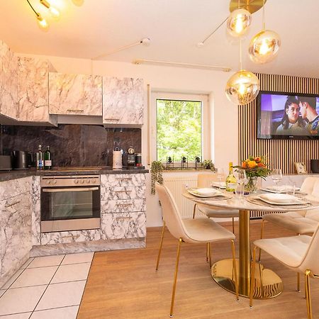 Luxx Home Bc, Zentral - Fuer 4 Personen - Balkon - Parken - Voll Ausgestattete Kueche Biberach an der Riß Exterior foto
