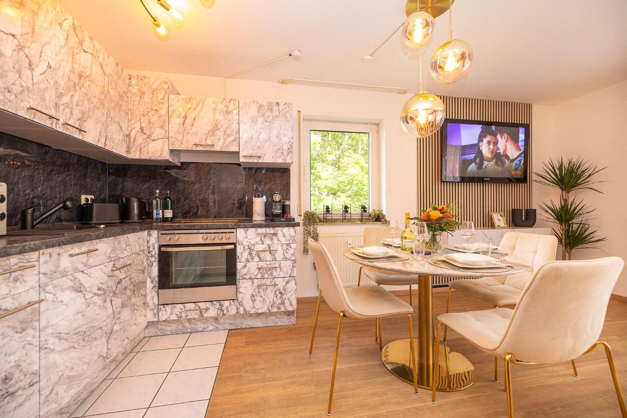 Luxx Home Bc, Zentral - Fuer 4 Personen - Balkon - Parken - Voll Ausgestattete Kueche Biberach an der Riß Exterior foto