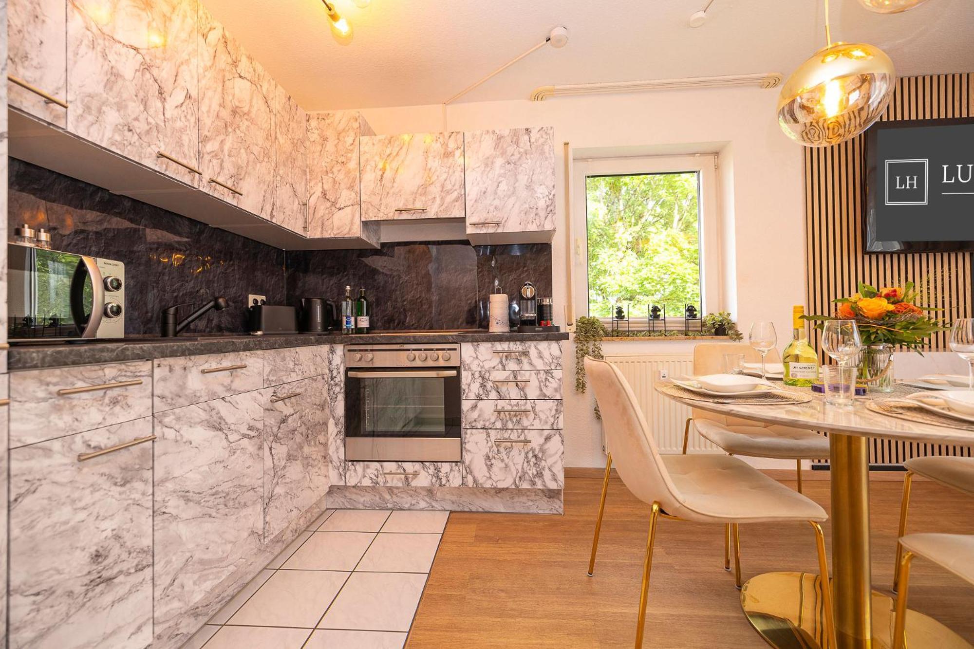 Luxx Home Bc, Zentral - Fuer 4 Personen - Balkon - Parken - Voll Ausgestattete Kueche Biberach an der Riß Exterior foto