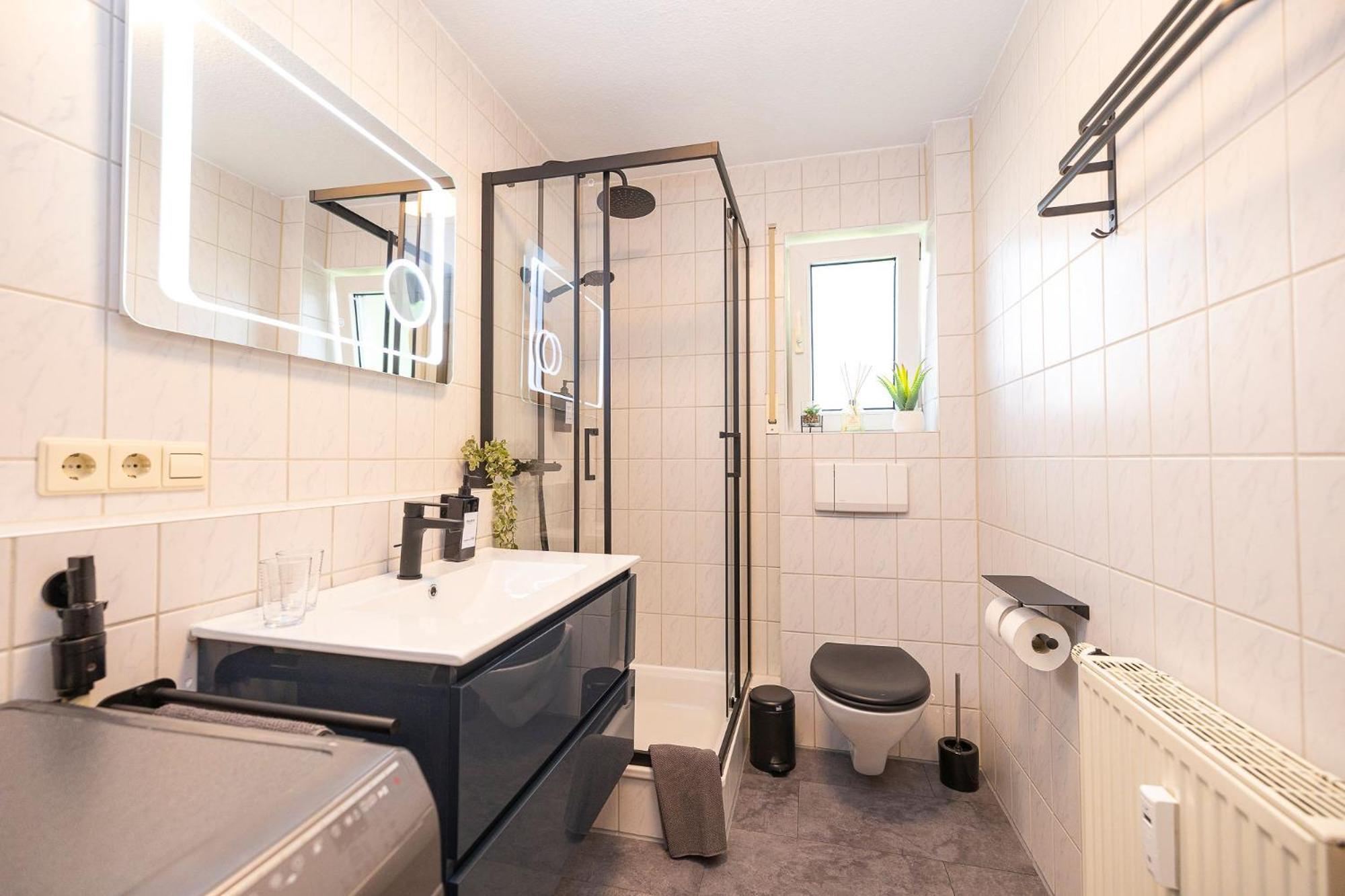Luxx Home Bc, Zentral - Fuer 4 Personen - Balkon - Parken - Voll Ausgestattete Kueche Biberach an der Riß Exterior foto